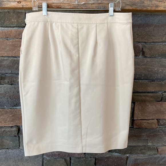 St. John Sport Skirt - Picture 5 of 12